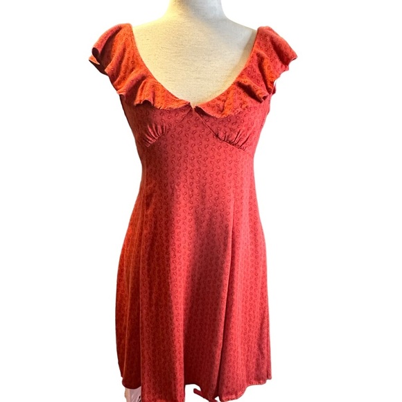 Urban Outfitters Kimchi Blue Daisy May Ruffle Dress Paisley‎ Red Medium OB650399 - Picture 1 of 13